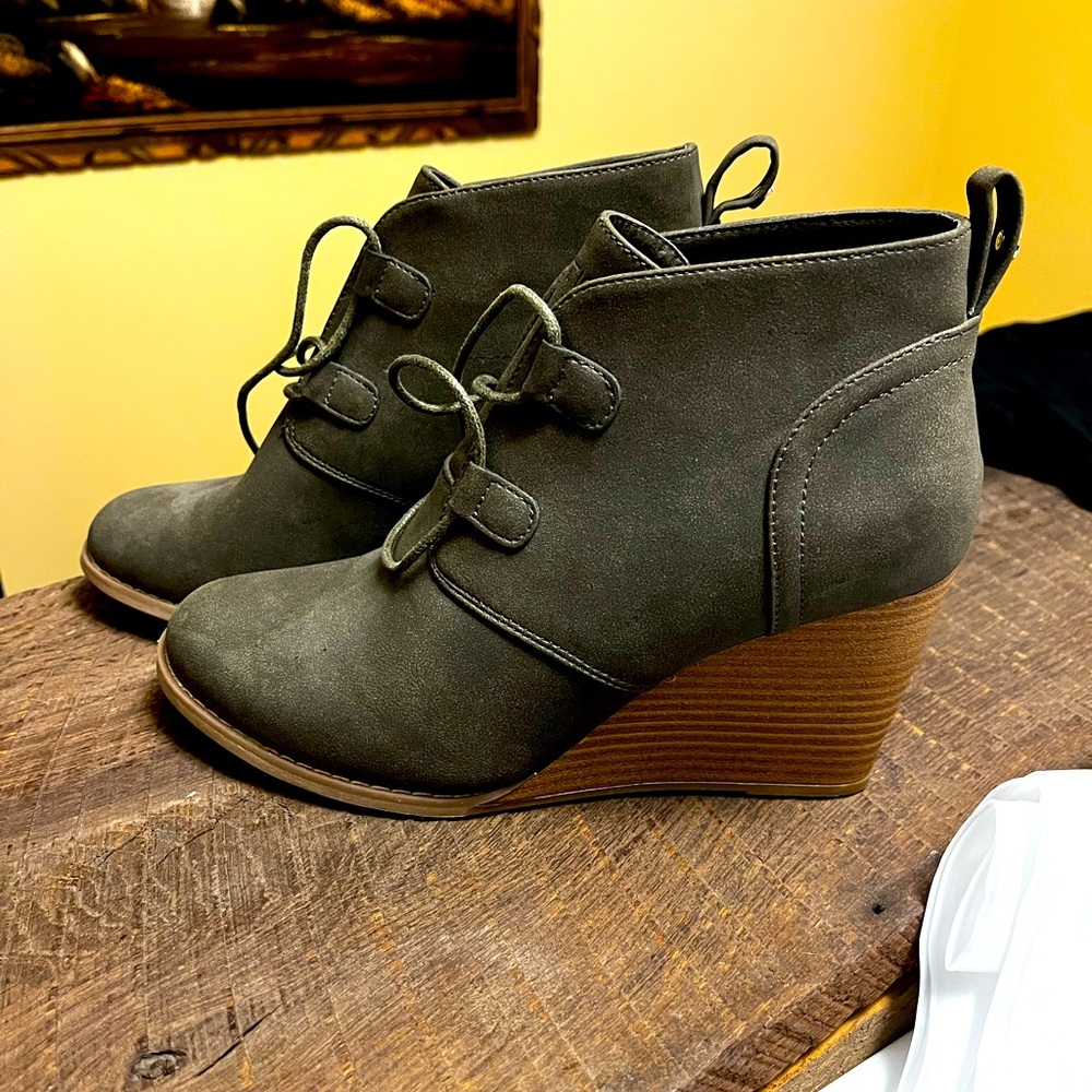 Size 9 Nautica Booties